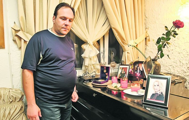 Soţul SOPRANEI ROXANA BRIBAN, care s-a sinucis, se dă DIVORŢAT pe siteuri de matrimoniale