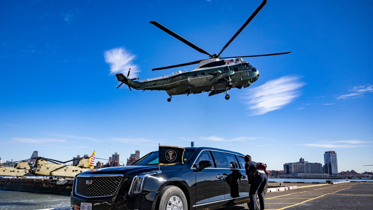 „Bestia”, limuzina prezidențială a Statelor Unite, lângă Marine One, elicopterul președintelui SUA