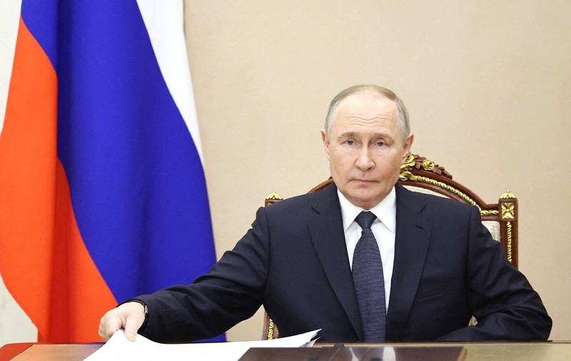 Vladimir Putin a pus patru cruci în loc de patru diamante pe noua stemă a Kremlinului