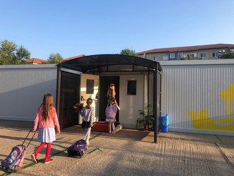 Zeci de containere au fost amplasate în curțile a șapte școli din Timișoara. FOTO: Libertatea