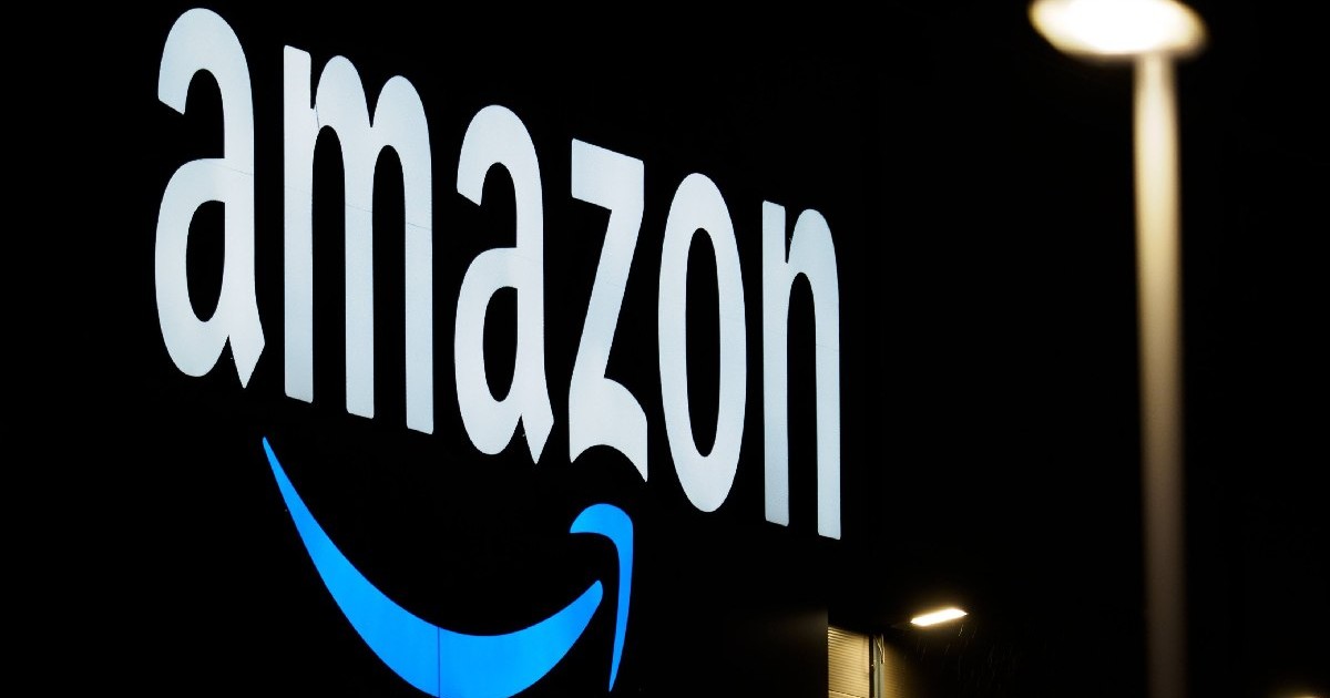 Sigla Amazon luminată, poate fi văzută la centrul logistic al companiei de comenzi poștale online