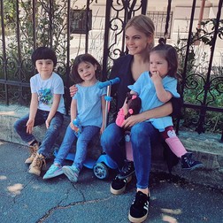 Mathias, 5 ani și jumătate, Klara, 3 ani și jumătate, mămica Lavinia și mezina Karin, care are aproape 2 ani