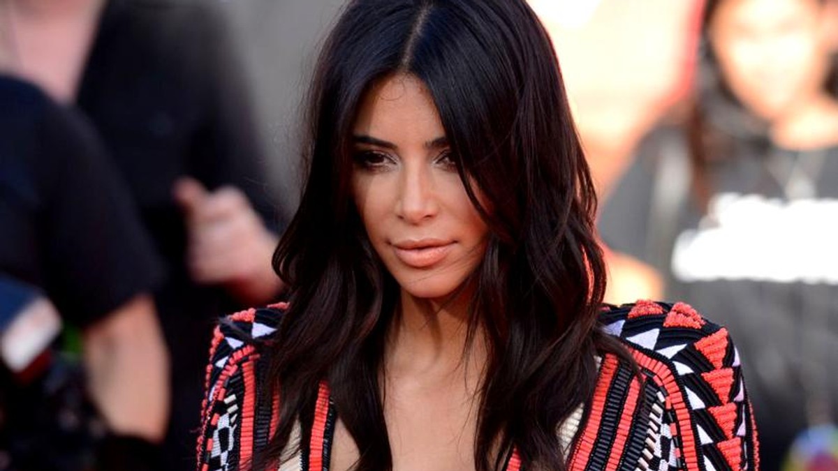 Kim Kardashian, s-a costumat în "îngeraş" Victoria's Secret și s-a lăsat văzută de fani