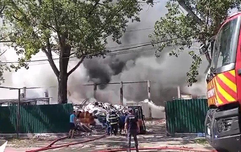 Incendiu masiv la Satu Mare: arde o hală de depozitare a deșeurilor. Patru pompieri au ajuns la spital, după ce au suferit stări de leșin