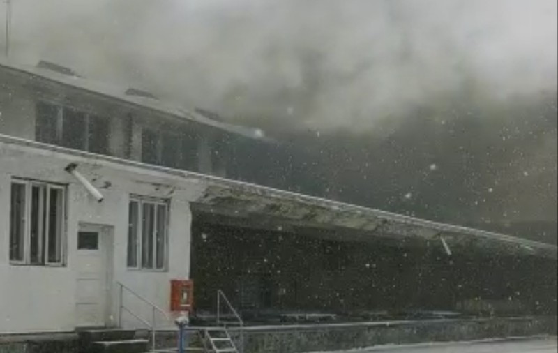 Incendiu puternic la un depozit de produse inflamabile în Prahova. Care a fost cauza