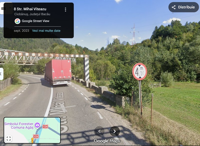 În ultima intersecție aflată înainte de intrarea pe pod nu se afla niciun indicator legat de restricțiile de greutate (în 2023) Sursa foto: Google Maps