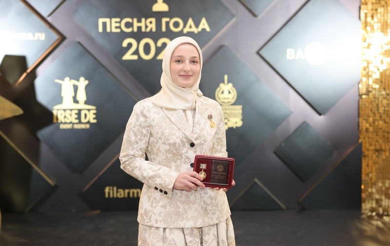Fiica lui Ramzan Kadîrov a primit o decorație de stat din aur de 18 de carate, care are încrustate 18 diamante, 36 de rubine și 54 de smaralde