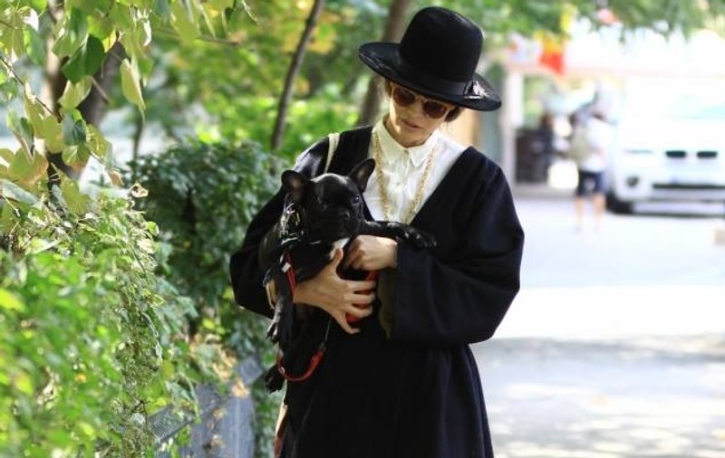 Iulia Albu ŞI-A SCHIMBAT ANIMALUL. Iată cu ce ACCESORIU VIU umblă acum | FOTO