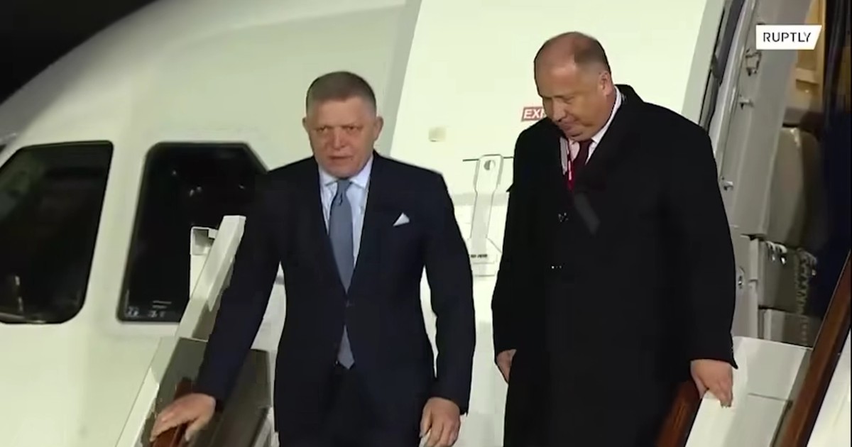 Premierul slovac Robert Fico coboară din avion, însoțit de un bărbat, la aterizarea la Moscova