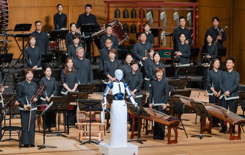Un robot android a dirijat în premieră orchestra națională din Coreea de Sud. VIDEO