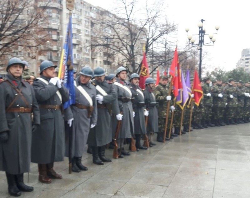 Militari în uniforme din Primul Război Mondial au defilat la Cluj de Ziua Națională. Mii de oameni din Ploiești au sărbătorit în ploaie Ziua Națională | FOTO&VIDEO