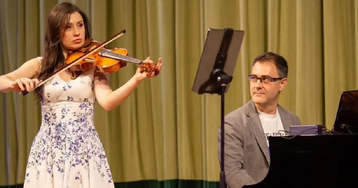 violonista Diana Jipa, stânga și pianistul Ștefan Doniga, dreapta