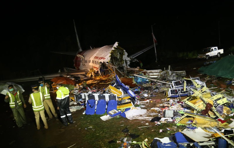 Un avion cu 190 de persoane la bord s-a prăbuşit la aterizare în India şi s-a rupt în două. Bilanţul deceselor a ajuns la 18