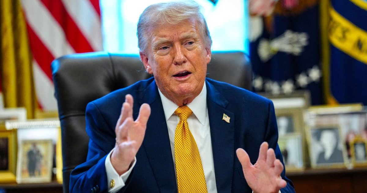 Donald Trump vorbește gesticulând cu ambele mâini, înainte de semnarea unui ordin executiv în Biroul Oval al Casei Albe din Washington, DC, luni, 16 martie 2026
