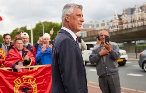 Fostul președinte kosovar Hashim Thaçi (în prim-plan) Sursa foto: GettyImages