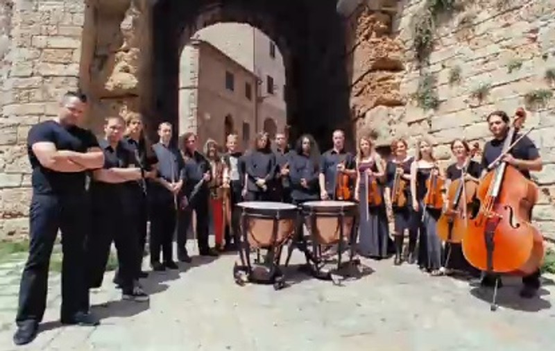 În costume medievale la concertul Haggard de la Bistriţa