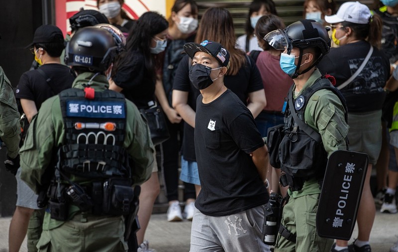 Aproape 300 de persoane au fost arestate în Hong Kong, în timpul unor manifestații împotriva amânării alegerilor legislative