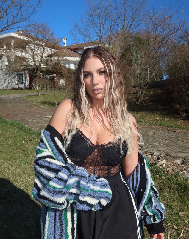 Jo susține că a fost amenințată de Gheboasă: „De la ce, mă? Că am întrebat cine ești?”. Motivul scandalului dintre artiști