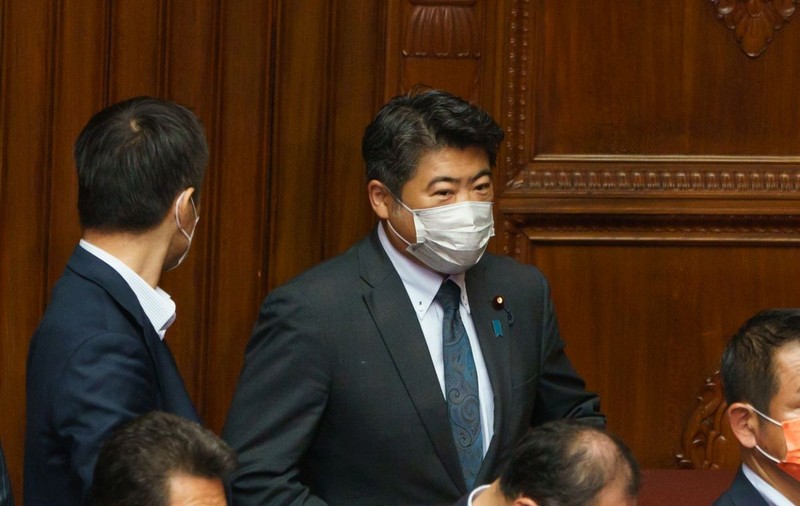 Oficial japonez criticat după ce și-a pus mâinile în buzunare, într-o vizită oficială în SUA. Mama sa i-a transmis că a făcut-o de rușine
