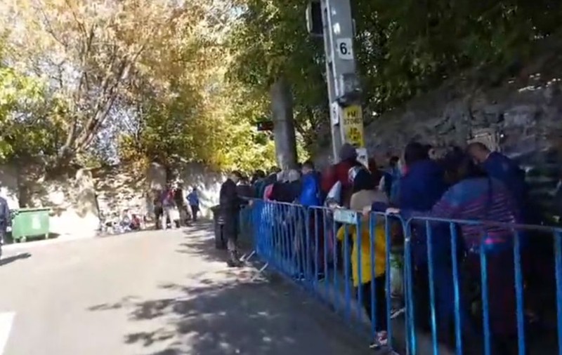 VIDEO/ Coadă la 2,5 km la pelerinajul Sfintei Parascheva din Iași. Oamenii sunt pregătiți să stea și toată noaptea să se roage