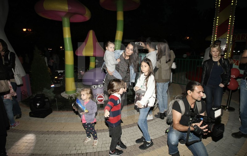 Anca Serea a dat în mintea copiilor. Vedeta s-a dat în mașinuțe, într-un parc de distracții