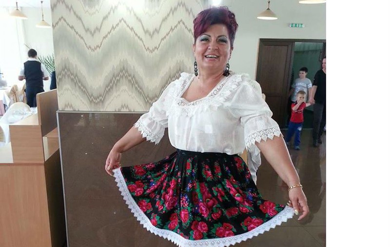 Artista care a cântat în piscină îmbrăcată în costum popular a reacționat. “Mă filmam și sub fustă”
