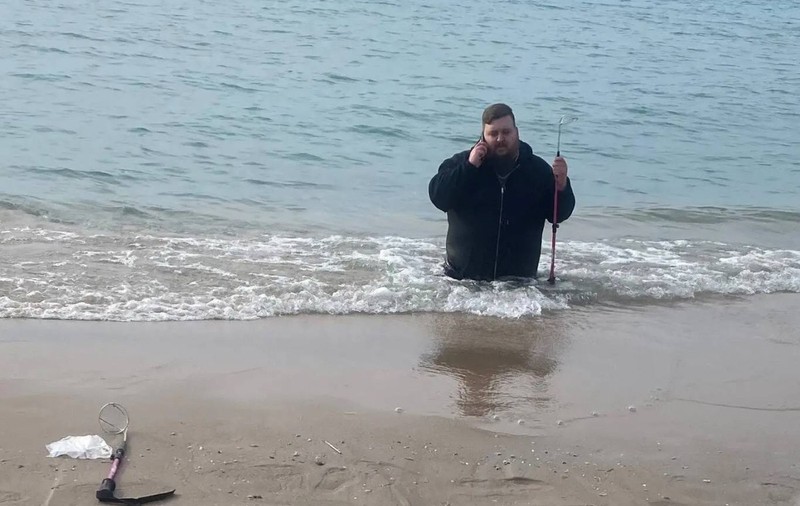 O întâlnire romantică pe plajă a adus un bărbat în nisipuri mișcătoare: „Știam că trebuie să fiu macho, nu puteam să cer ajutor”