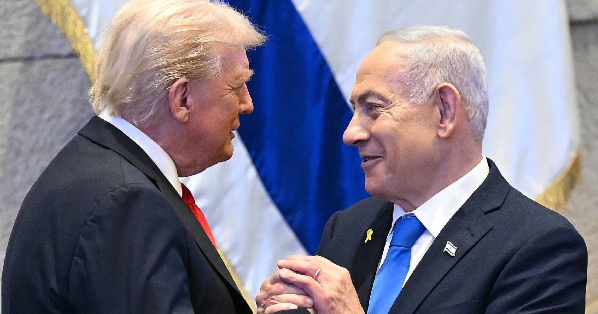 Președintele Donald Trump îi strânge mâinile și îi zâmbește lui Benjamin Netanyahu în Parlamentul din Israel, pe fundal e steagul Israelului