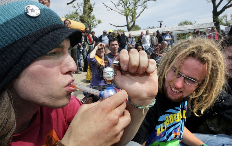 Primăria Amsterdam vrea să limiteze accesul turiștilor la cannabis