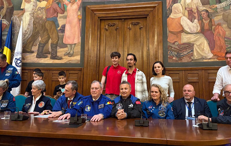 „De acu', stau cu ochii în tavan și mă belesc toată viața”. Reportaj de la ceremonia „45 de ani de la zborul lui Dumitru Prunariu în spațiul cosmic”