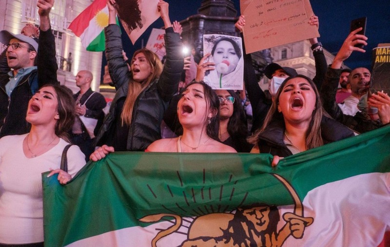Medicii care tratează pe ascuns protestatarii din Iran vorbesc despre femei împușcate în zona genitală și sute de tineri rămași orbi