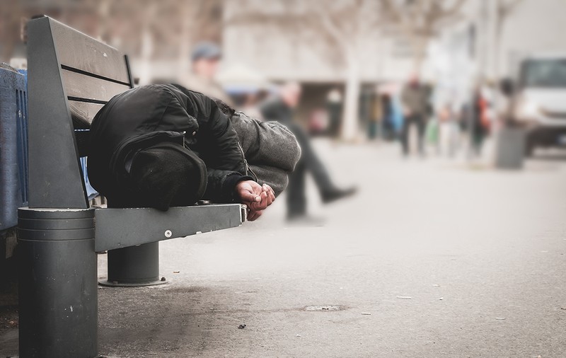 Patru români, deghizați în cerșetori, acuzați de furturi de peste 65.000 de euro, în Austria. Hoții au fost arestați