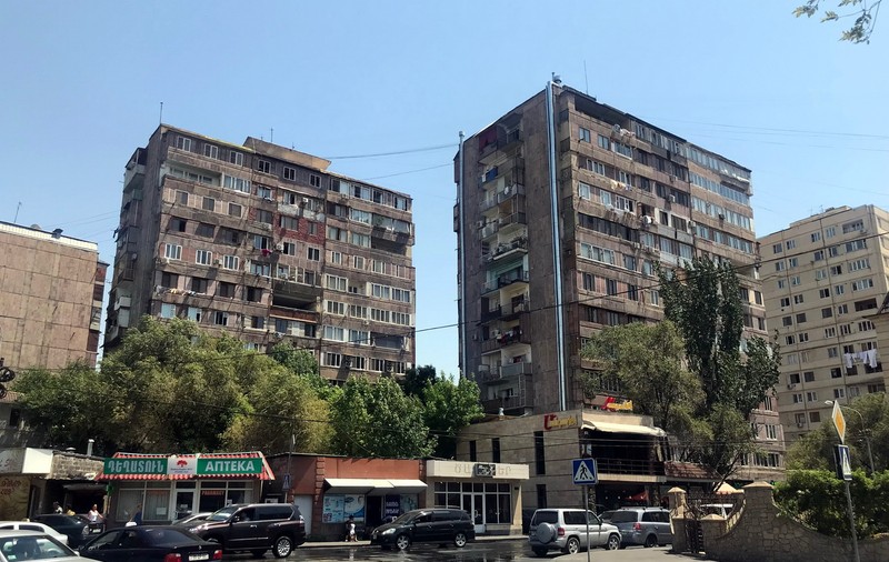CNN vs realitate. Erevan este un oraș sufocat de mașini, străzile sunt blocate, iar mirosul gunoaielor e izbitor