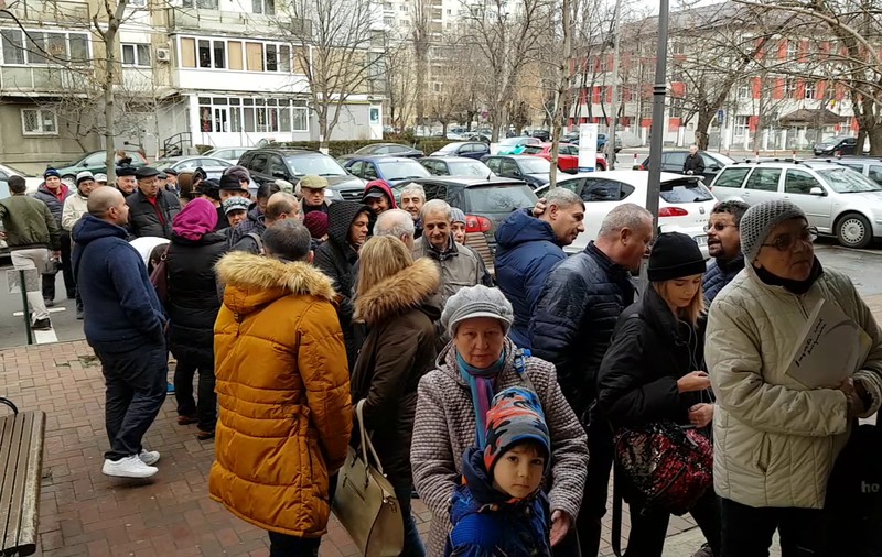 VIDEO | La coadă pentru a da bani statului. Cum au ajuns românii să stea la rând pentru a plăti taxe şi impozite