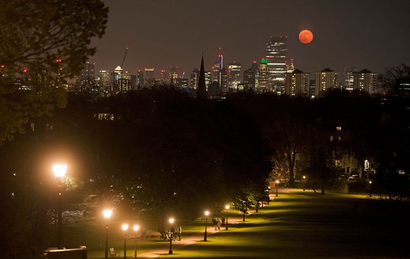Spectacol pe cer cu superluna roz. Cum a fost surprins fenomenul în imagini