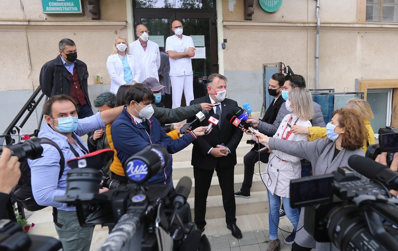 Și noi, civilii? De ce tot spune ministrul Tătaru ”populația civilă” nu face, nu drege?