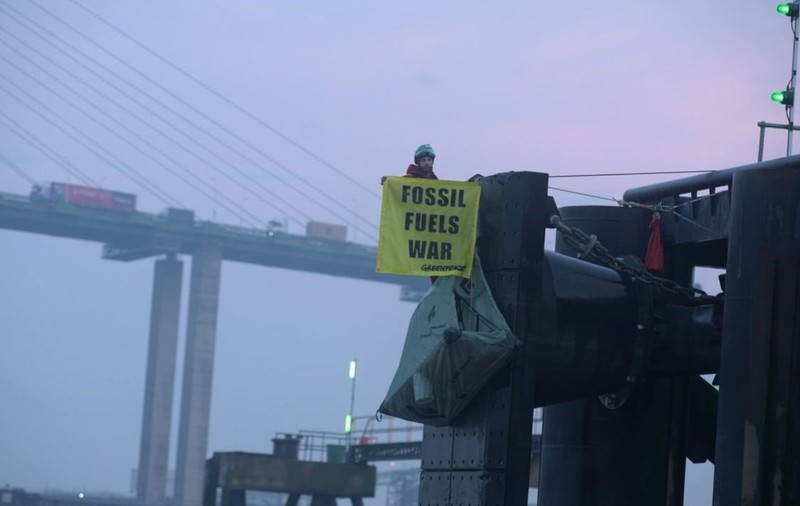 Protestatarii au blocat intrarea într-un port din Marea Britanie a unei nave grecești cu petrol din Rusia