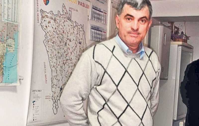 Primarul nu se mai desparte de pistol