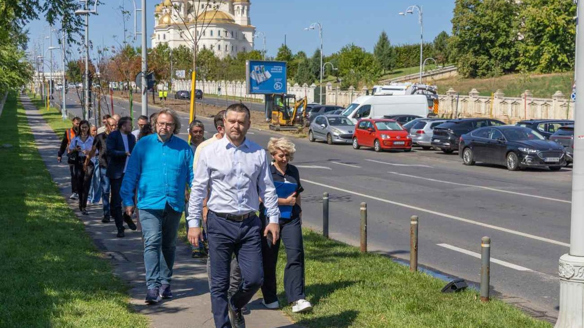 Ciprian Ciucu a mers 7 kilometri pe jos în București și l-a sunat pe primarul Vlad Popescu Piedone