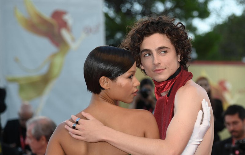 Timothée Chalamet, cu spatele gol la Festivalul de Film de la Veneția. Tânărul actor a ales și la acest eveniment o ținută excentrică
