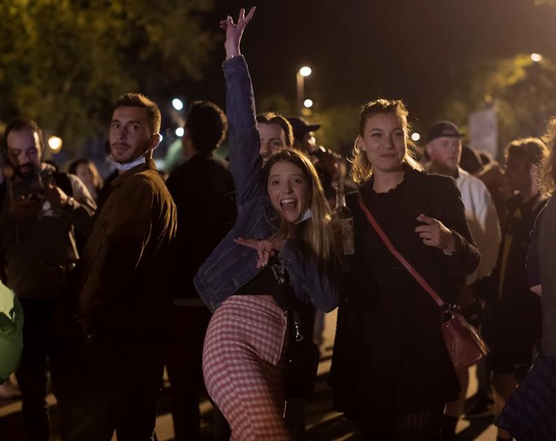 Mii de petrecăreți, goniți de poliție în Barcelona, din centru și de pe plajă, în primul weekend fără stare de urgență