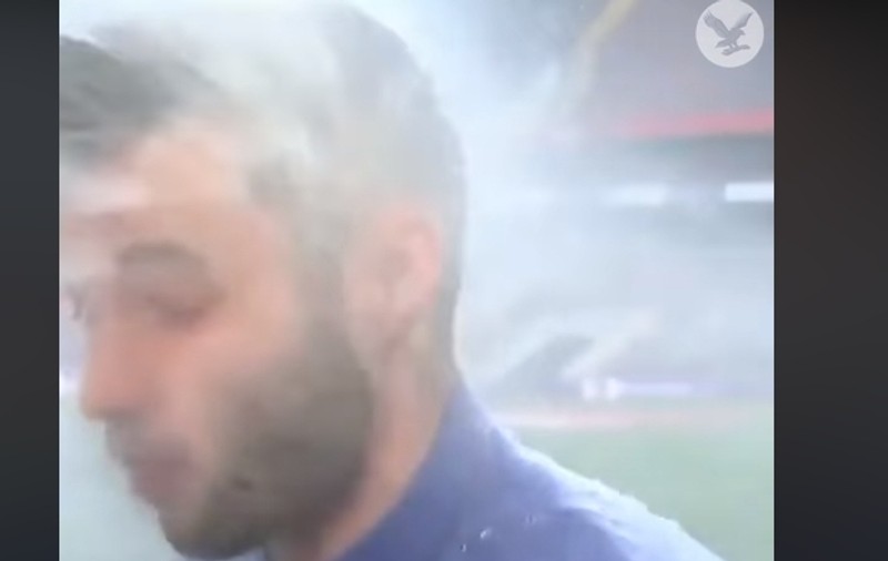 VIDEO | Cel mai tare reporter! N-a renunțat nici când a fost cu apa la gât la propriu