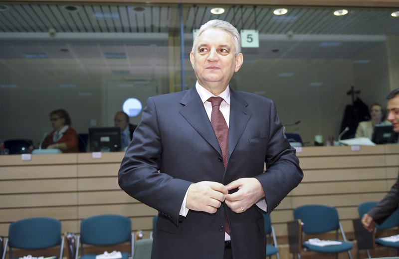 Romanian agriculture minister Ilie Sarbu prior to the Fisheries and Agriculture Council at European Council hadquarters in Brussels, Belgium on 2009-01-19 RUMÄNIENS AGRARMINISTER ILIE SARBU BEIM AGRARMINISTER TREFFEN IN BRÜSSEL / BELGIEN / 190109 / 2009 / POLITIKER / POLITIK / RUMÄNISCH / EUROPÄISCH / EUROPA / HALBFIGUR / LANDWIRTSCHAFTSMINISTER *** Local Caption *** 30903973