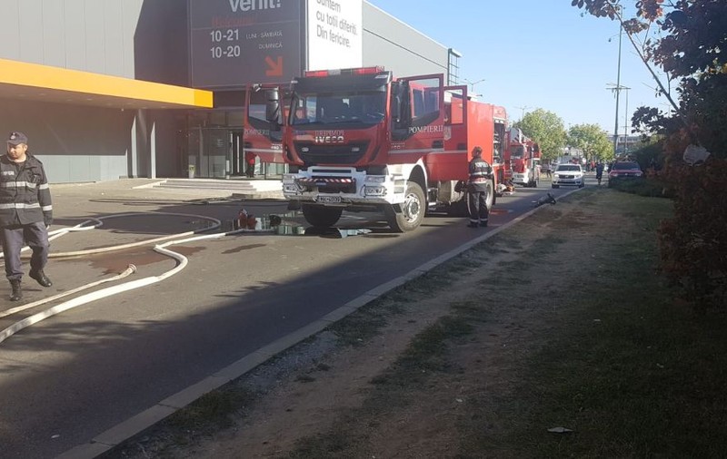 Incendiu la magazinul Mobexpert din Băneasa. Două persoane au primit îngrijiri medicale