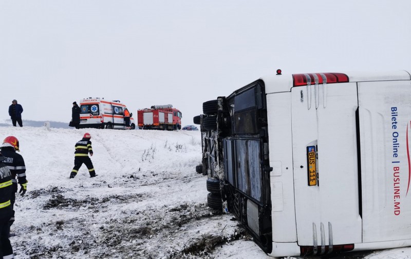 Cel puțin trei persoane au fost rănite după ce un autocar s-a răsturnat pe DE 581, la Berheci, județul Galați