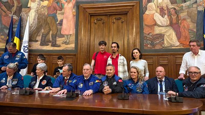„De acu', stau cu ochii în tavan și mă belesc toată viața”. Reportaj de la ceremonia „45 de ani de la zborul lui Dumitru Prunariu în spațiul cosmic”