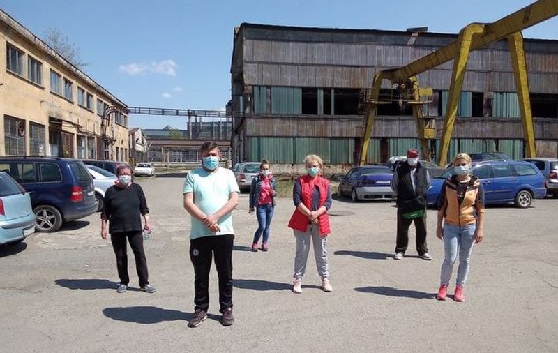 Mai mulți angajați ai unei fabrici din Orăștie au protestat pentru că sunt obligați să lucreze într-o secție în care o colegă a fost depistată cu COVID-19