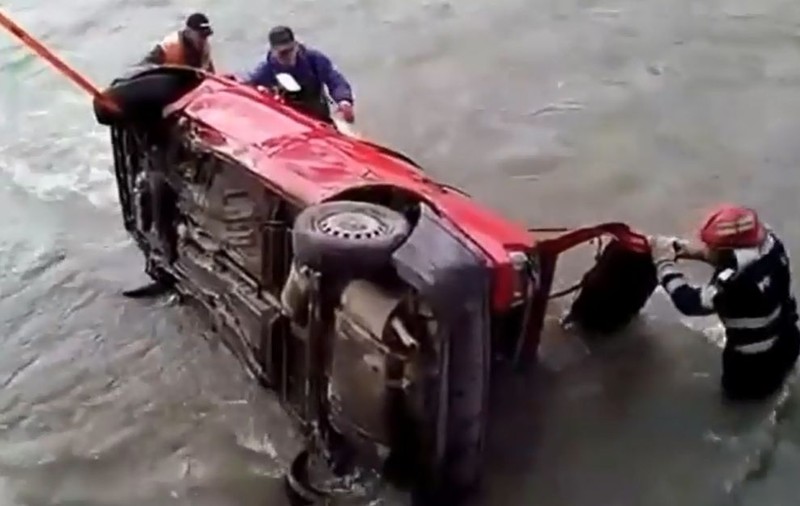 Accident tragic în județul Suceava! Un tânăr a murit după ce s-a răsturnat cu mașina în râu | VIDEO 