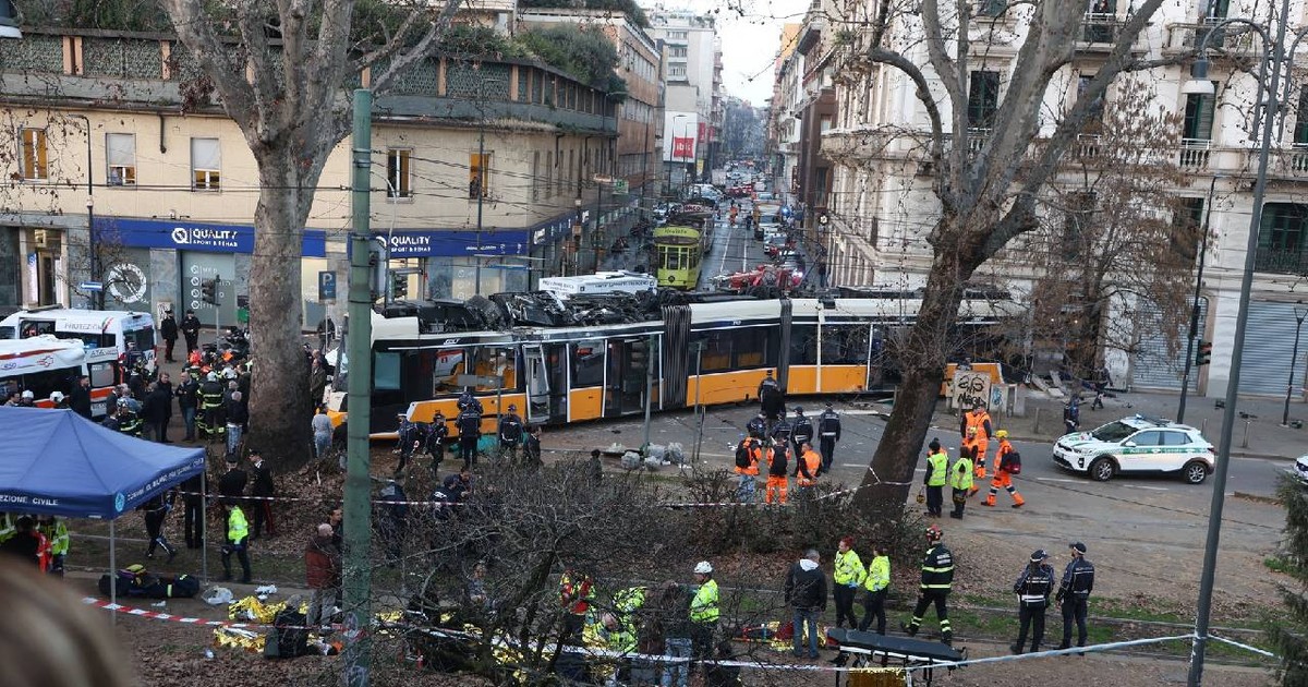 Serviciile de urgență, inclusiv mai multe ambulanțe și echipaje de pompieri, se grăbesc la fața locului după ce un tramvai de pe linia 9 din Milano a deraiat și s-a izbit într-un magazin de la parter de pe strada Vittorio Veneto.