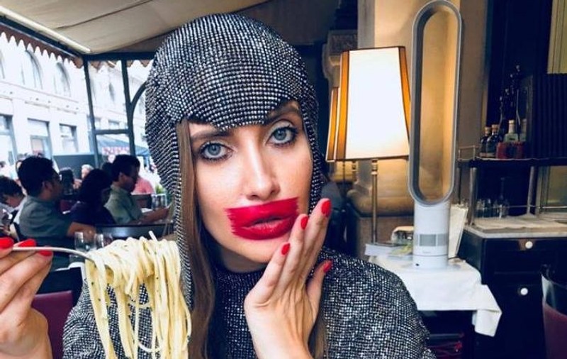 Iulia Albu le-a luat în vizor pe Andreea Marin și Lavinia Pîrva. "Acest look de inspirație nostalgică chelneriță, Intercontinental"